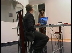 Парень в деловом костюме отжаривает свою послушную самку