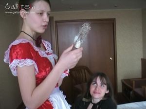 Молодая девушка делает себе приятно вибратором