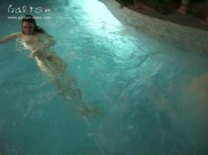 Голая модель купается в бассейне и моется в сауне