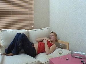 Симпатичная блондинка напилась и раздевается перед камерой