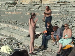 Дрочер подсматривает за сексом нудистов на пляже и голыми девками