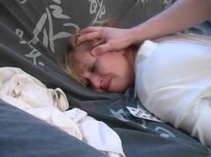 Опытный папаша напал на дочь и трахнул
