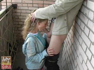 Кудрявая Вита делает пикаперу минет на балконе за деньги