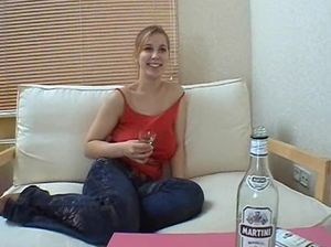 Светлана с большими буферами выпила мартини и возбудилась