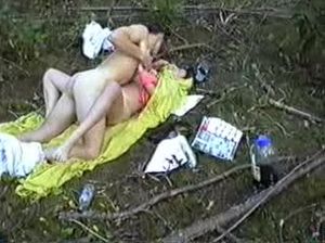 Грубый секс в лесу: парень силой трахает девчонку на полянке