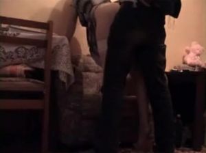 Мужик нагнул бабу раком и активно чпокает ее