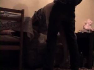 Мужик нагнул бабу раком и активно чпокает ее