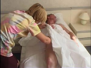 Молодая девка подрочила спящему папе и была выебана