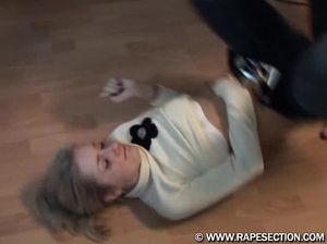Парень разозлился на старшую сестру и жестко засадил ей в жопу
