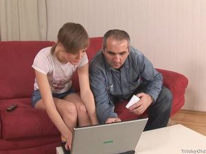 Молодая студентка отблагодарила старого препода за помощь сексом