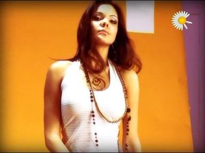 Молодые бабенки красиво раздеваются и манят шикарными телами