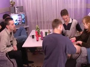 Озабоченную мамку пустили по кругу молодые парни