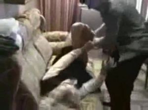 Пьяный папашка в рот насилует молоденькую дочурку