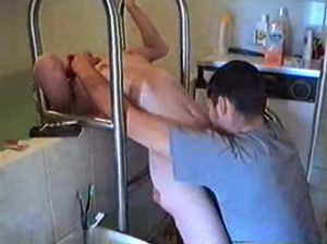 Грубо лишил девственности молодую девульку