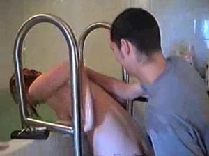 Грубо лишил девственности молодую девульку