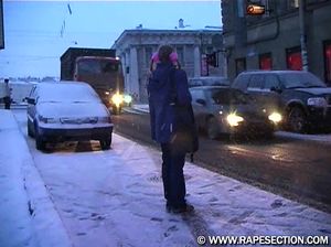 Пара агрессивных извращенцев рвет задницу стонущей девки