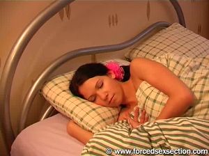 Секс преступники напали на спящую малышку и насильно выебали, угрожая оружием