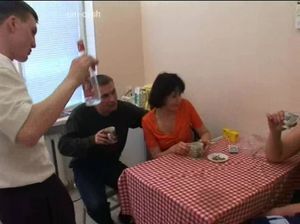 Водка, сигареты и три молодых ствола для похотливой русской милфы