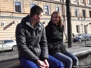 Русский мачо познакомился с телочкой и отодрал ее в киску с кремпаем