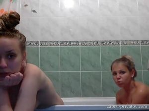 Роскошные и молодые рунетки показывают сиськи и попы в ванной