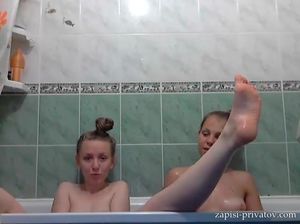 Роскошные и молодые рунетки показывают сиськи и попы в ванной