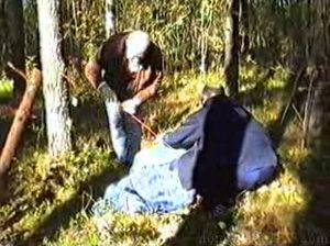 Два лысых бандита в лесу напали на девчонку и отсношали