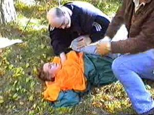 Два лысых бандита в лесу напали на девчонку и отсношали