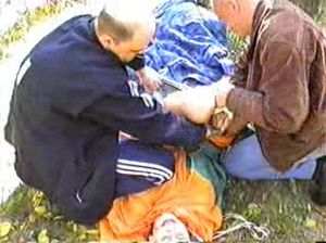 Два лысых бандита в лесу напали на девчонку и отсношали