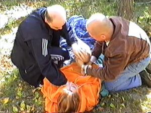 Два лысых бандита в лесу напали на девчонку и отсношали