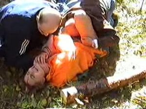 Два лысых бандита в лесу напали на девчонку и отсношали