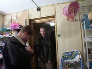 Трое мужчин принудили продавщицу к половому акту