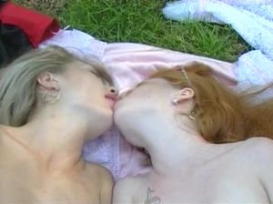 Лесбиянки лижут друг дружке в позе 69