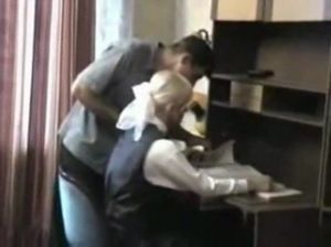 Негодяй напал на барышню и принудил к половому акту