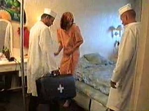 Доктор выебал пациентку во время медосмотра