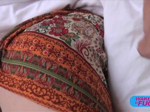 Волосатый мужик вставил палец в киску сонной милашки