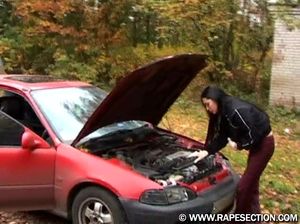 Вставил кляп в рот водительнице заглохшей машины и трахнул на капоте