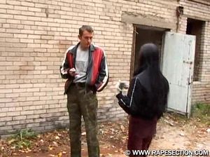 Вставил кляп в рот водительнице заглохшей машины и трахнул на капоте