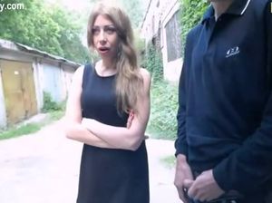 Завел русскую подругу за гаражи и трахнул