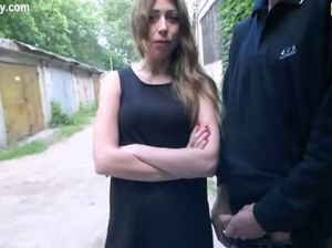 Завел русскую подругу за гаражи и трахнул
