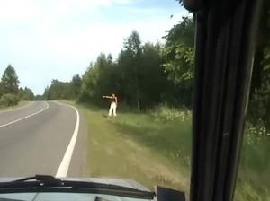 Жестко трахнул попутчицу в поле