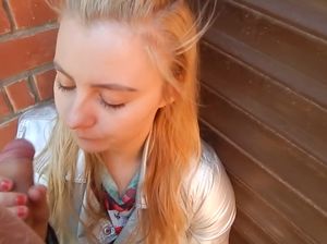 18-летняя русская милашка сочно соснула хуйца