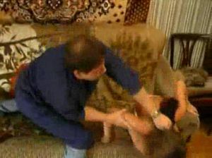 Брутальные рабочие силой трахнули доверчивую хозяйку