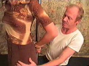 Мужик привязал тетку к шесту и дрючит во все дырки