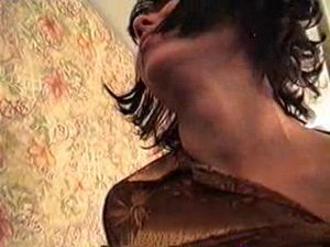 Мужик привязал тетку к шесту и дрючит во все дырки