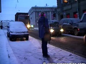 Грабители ворвались в квартиру и принудили девушку к сексу
