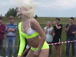 Две модели возбуждающе танцуют у автомобиля