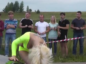 Две модели возбуждающе танцуют у автомобиля