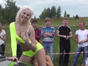 Две модели возбуждающе танцуют у автомобиля