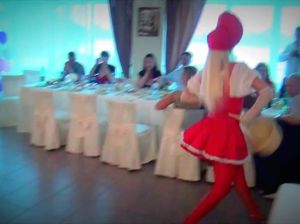 Очаровательная Красная Шапочка танцует перед гостями