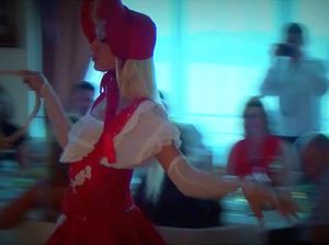 Очаровательная Красная Шапочка танцует перед гостями